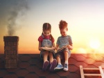 Niños leyendo en el tejado