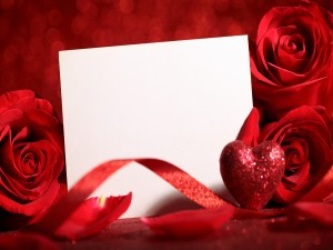Rosas rojas con una nota en blanco