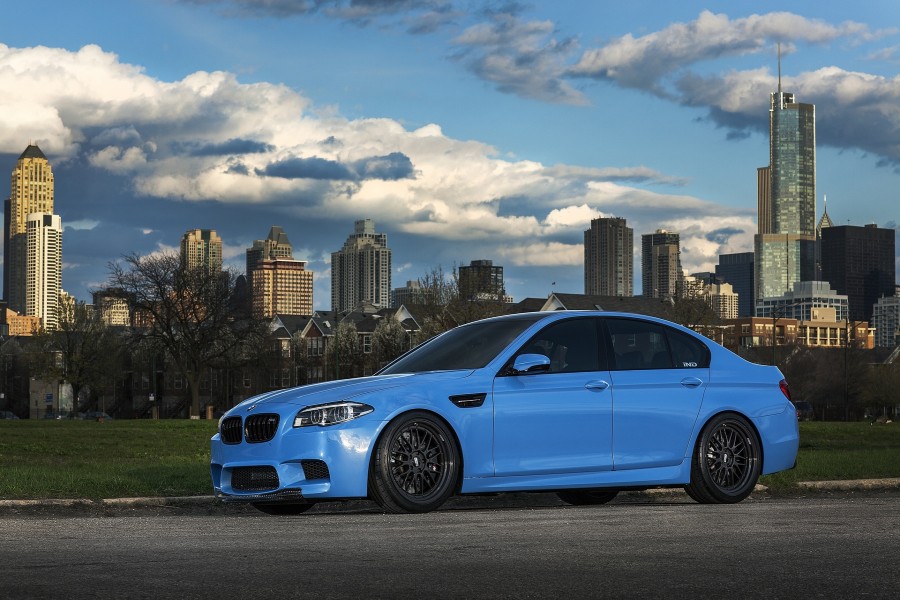 BMW M5 azul