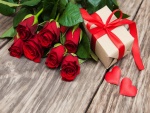 Rosas rojas, un regalo y mucho amor